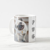かわいい好奇心にあふれるパグのデザイン マグカップ (正面左)