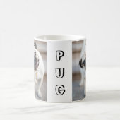 かわいい好奇心にあふれるパグのデザイン マグカップ (中央)