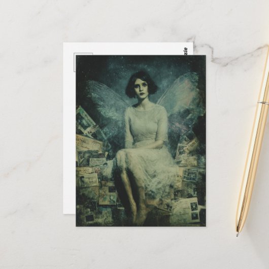 かわいい妖精がヴィンテージはがきの山に座る ポストカード (正面/裏面インサイチュ)