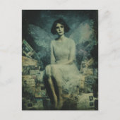 かわいい妖精がヴィンテージはがきの山に座る ポストカード (正面)