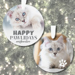 かわいい子ネコの写真ハッピーパウィデイ オーナメント<br><div class="desc">「パーソナライズされたHappy PAWlidays」猫写真オーナメント。このおもしろい猫オーナメントは、いたずら好きな子猫や子猫、大好きなファーベビーなど、休日の応援やユーモアをデカールに持ち込む。フロントはフェスティバル文字「Happy PAWlidays」よくはしゃぐを休日の挨拶のねじりと伝統的、猫の性格を取り入れるための猫の名前を付けユニークた。また、あなたの子猫や子猫の写真のためのより個人的なものにする宇宙がある。背面には、中央にハート切り出しを持つ前部印刷デザインが表示され、甘くて特別なtouchが追加される。フォントカラーとポープリントは両方ともカスタマイズ、お使いのスタイルに合わせて。この記念ユーモアのある品は猫好きに素晴らし贈り物を作り、休日や誕生日に理想的である。クリスマスの木に飾ら祝せるか、特別な場所に年の周りに飾るかに関わらず、お前の毛皮の側に向かうおもしろいの方法だ！</div>
