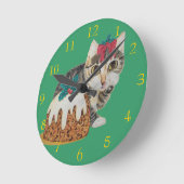 かわいい子ネコの足のクリスマスを舐めている灰色の虎猫猫 ラウンド壁時計 (傾斜)