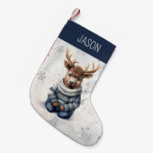 かわいい子パーソナライズされたたち名前ブルー&レッドトナカイ スモールクリスマスストッキング (正面 (吊り時))