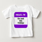 かわいい子供の紫色の名札こんにちは私はあります(あなた専有物を加えて下さい) ベビーTシャツ (正面)