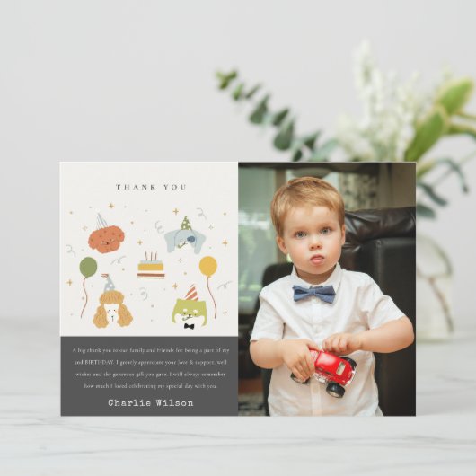 かわいい子供の誕生日パーティーの子犬の写真 あらゆる年齢の誕生日 サンキューカード (スタンド正面)