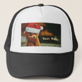 かわいい子犬がクリスマスの帽子をかぶって自分の文字 キャップ (正面)