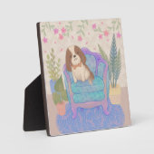 かわいい子犬がビンテージの肘掛け椅子に座るイラスト フォトプラーク (正面)