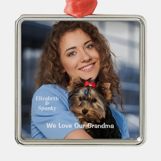 かわいい子犬と私はおばあちゃんの家族がパーソナライズ大好き メタルオーナメント (正面)