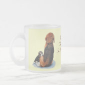 かわいい子犬のビーグル犬の抱きしめるミイラ犬の現実主義者の芸術 フロストグラスマグカップ (左)