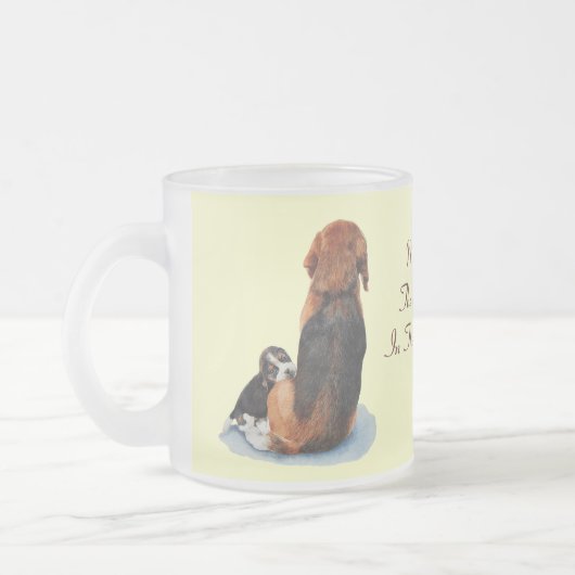 かわいい子犬のビーグル犬の抱きしめるミイラ犬の現実主義者の芸術 フロストグラスマグカップ (左)