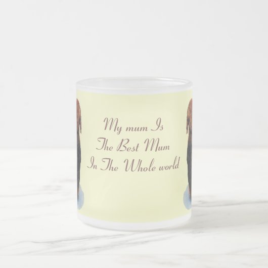 かわいい子犬のビーグル犬の抱きしめるミイラ犬の現実主義者の芸術 フロストグラスマグカップ (中央)