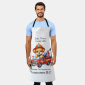 かわいい子犬の消防士がミニチュアトラックを運転する エプロン (着用した状態)