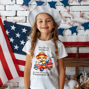 かわいい子犬の消防士がミニチュアトラックを運転する Tシャツ