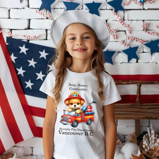 かわいい子犬の消防士がミニチュアトラックを運転する Tシャツ