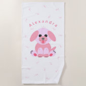 かわいい子犬の赤面ピンクの漫画パーソナライズされた ビーチタオル (正面)