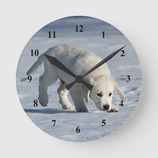 かわいい子犬の雪の写真 ラウンド壁時計 (正面)