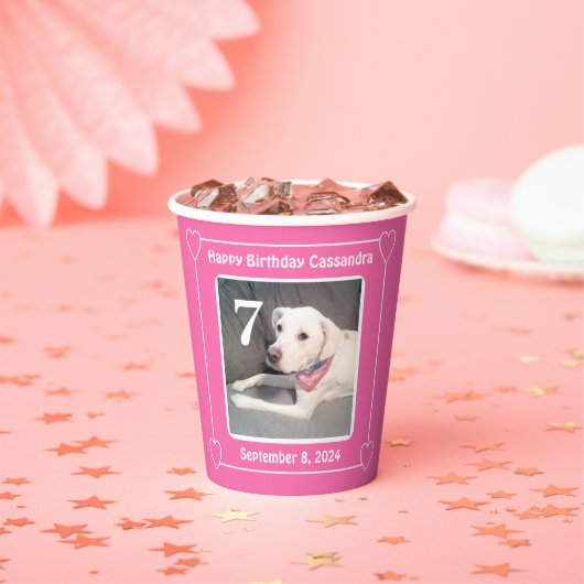 かわいい子犬ワン写真誕生日番号7ピンク 紙コップ (インサイチュ)