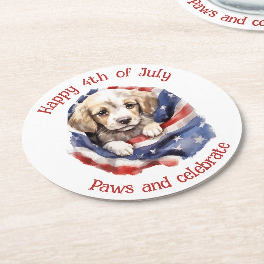 かわいい子犬赤白青アメリカ国旗Happy 4th ラウンドペーパーコースター (アングル)