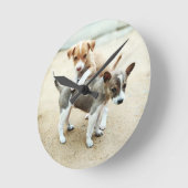 かわいい子犬遊ズオンビーチ ラウンド壁時計 (傾斜)