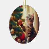 かわいい子猫がクリスマスの電球で遊んでいる セラミックオーナメント (右)