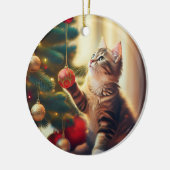 かわいい子猫がクリスマスの電球で遊んでいる セラミックオーナメント (左)