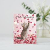 かわいい子猫がバレンタインのハートの花びらをキャッチ ポストカード (スタンド正面)