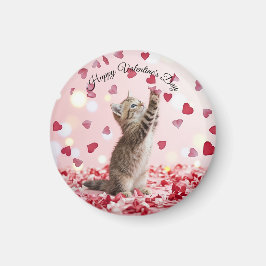 かわいい子猫がバレンタインのハートの花びらをキャッチ マグネット