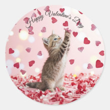 かわいい子猫がバレンタインのハートの花びらをキャッチ