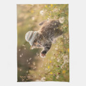 かわいい子猫が帽子をかぶってタンポポで遊ぶ キッチンタオル (縦)