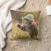 かわいい子猫が帽子をかぶってタンポポで遊ぶ クッション (ブランケット)