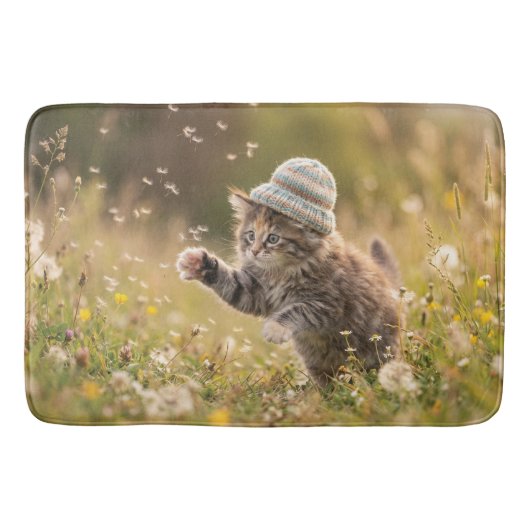 かわいい子猫が帽子をかぶってタンポポで遊ぶ バスマット (正面)