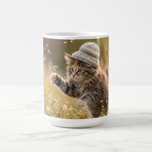 かわいい子猫が帽子をかぶってタンポポで遊んでいる コーヒーマグカップ (中央)