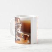 かわいい子猫が椅子に座ってコーヒーを飲む。 コーヒーマグカップ (正面左)
