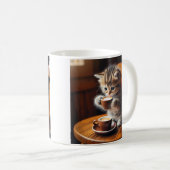 かわいい子猫が椅子に座ってコーヒーを飲む。 コーヒーマグカップ (正面右)