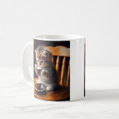 かわいい子猫が椅子に座ってコーヒーを飲む。 コーヒーマグカップ (正面左)