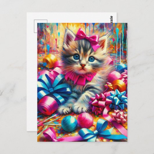 かわいい子猫が誕生日のリボンや飾りの中で遊ぶ ポストカード (正面/裏面)