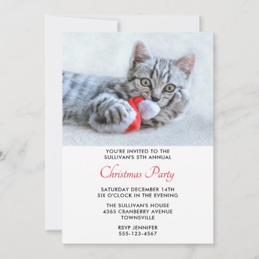 かわいい子猫が赤いサンタ帽をかむクリスマスパーティー 招待状 (正面)