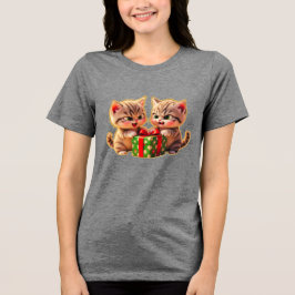 **かわいい子猫たちがプレゼントを取り合う - 楽しいクリスマス トライブレンドTシャツ