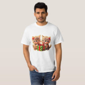 **かわいい子猫たちがプレゼントを取り合ってケンカ – 楽しいクリスマス Tシャツ (正面フル)