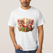 **かわいい子猫たちがプレゼントを取り合ってケンカ – 楽しいクリスマス Tシャツ (正面)