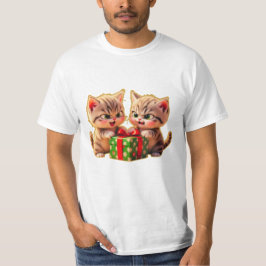 **かわいい子猫たちがプレゼントを取り合ってケンカ – 楽しいクリスマス Tシャツ