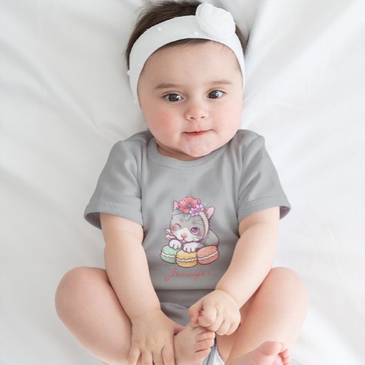 かわいい子猫とグリーンイエローピンクのマカロン ベビーボディスーツ