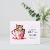 かわいい子猫とティーカップハート誕生日 インビテーションポストカード (スタンド正面)