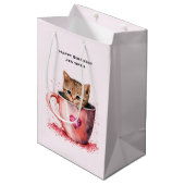 かわいい子猫とティーカップハート誕生日 ミディアムペーパーバッグ (正面アングル)