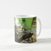 かわいい子猫のくっつき コーヒーマグカップ (正面右)