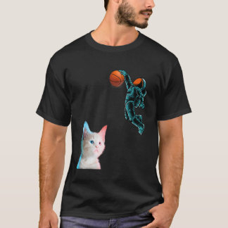 かわいい子猫の宇宙飛行士がバスケットボールをする猫の日グッズ Tシャツ