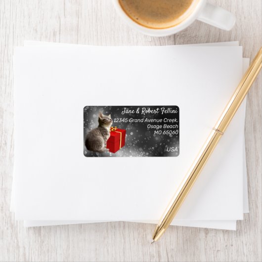 かわいい子猫の赤いギフトボックスフェスティバルカスタムアドレス ラベル (インサイチュ)