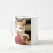 かわいい子猫の赤い糸 コーヒーマグカップ (正面左)