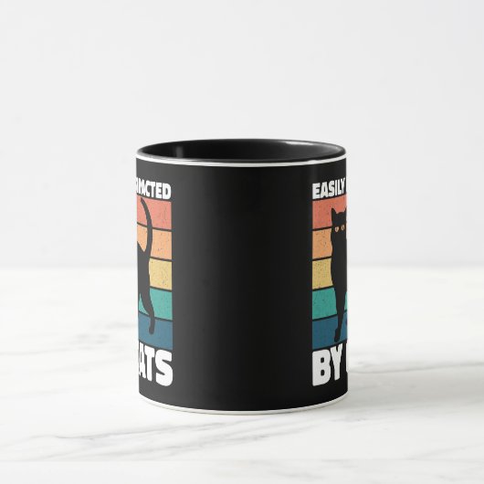 かわいい子猫の飼い主に気さくされる マグカップ (中央)