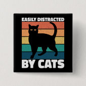 かわいい子猫の飼い主に気さくされる 缶バッジ (正面)